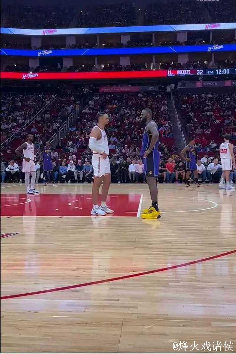 湖人比赛暂停时狄龙与詹姆斯对视引发热议 湖人比赛暂停时狄龙与詹姆斯对视引发热议